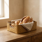 Cesta de junco Junca con pan de masa madre sobre una servilleta de lino