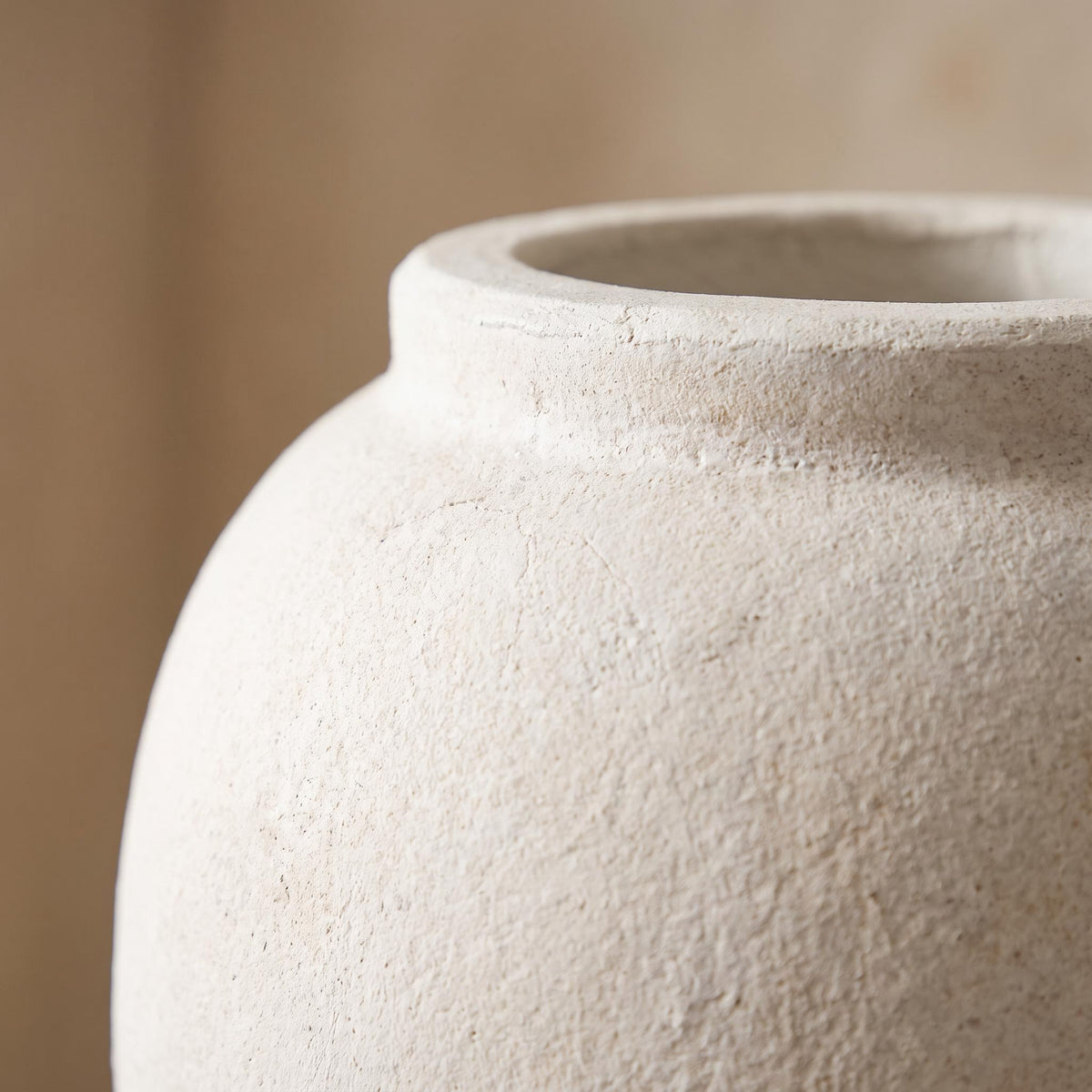 Close-up of the shoulder and collar neck of the Bianca urn