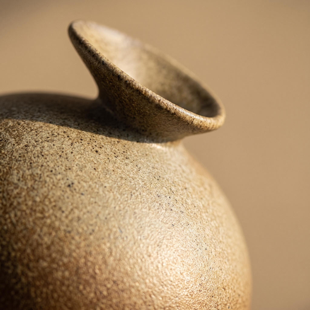 Detalle del esmalte moteado efecto piedra del jarrón Sumi