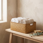 Cesta de junco Junca con toallas enrolladas en un baño tranquilo